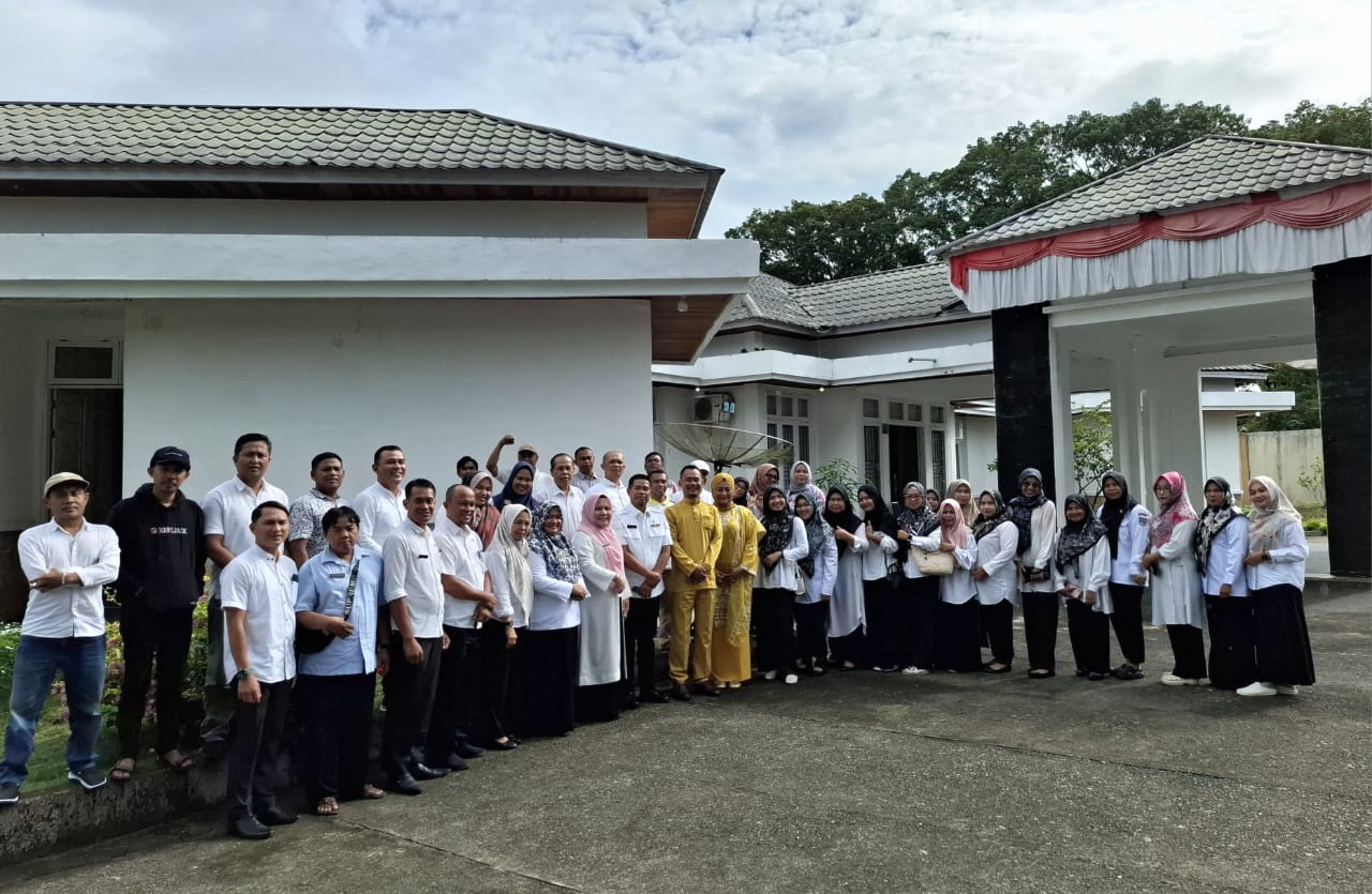 Momen Lebaran, Ketua DPRD Pasaman Barat Halal Bi Halal dengan Pegawai Sekretariat Dewan